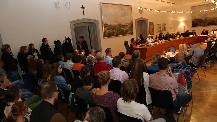 Bereits kurz vor Beginn der Sitzung des Stadtrats war im Zuschauerbereich jeder Platz besetzt. Das Interesse war groß. Foto: Barbara Herbst