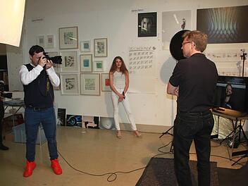 Martin Rehm drückt so oft er kann auf den Auslöser. Jedes Porträt ist in dieser Stunde entscheidend.  Foto: Andreas Schmitt