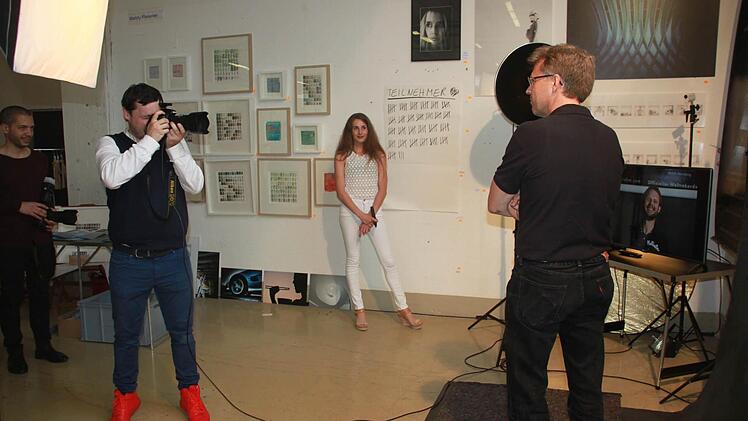 Martin Rehm drückt so oft er kann auf den Auslöser. Jedes Porträt ist in dieser Stunde entscheidend.  Foto: Andreas Schmitt