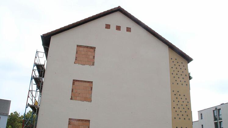 Das Nachbarhaus mit den zugemauerten Fenstern.  Foto: Jennifer Hauser
