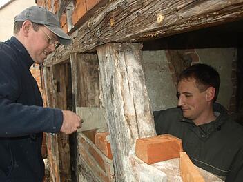 Viele fleißige Hände haben in Oerlenbach den ehemaligen Bauernhof in ein Musikerheim verwandelt. Hier wird das Fachwerk ausgemauert.  Foto: Stefan Geiger