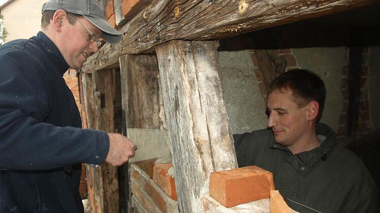 Viele fleißige Hände haben in Oerlenbach den ehemaligen Bauernhof in ein Musikerheim verwandelt. Hier wird das Fachwerk ausgemauert.  Foto: Stefan Geiger