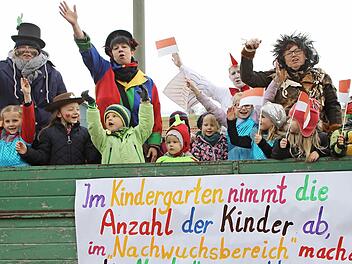 Nach dem Klapperstorch für Neubrunn riefen die Buben und Mädchen aus dem Kindergarten. Foto: Günther Geiling