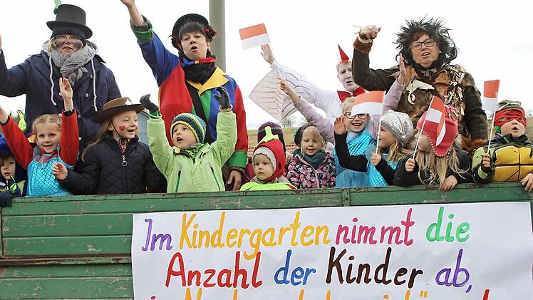 Nach dem Klapperstorch für Neubrunn riefen die Buben und Mädchen aus dem Kindergarten. Foto: Günther Geiling