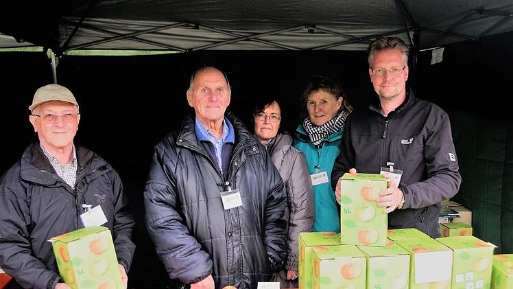 Der Gartenbauverein Fischbach warb erneut für den Apfelsaft. Mit im Bild  (von links) Helmut Schmidt, Hermann Schneider, Gitta Thiel, Uschi Meinhardt und Vorsitzender  Matthias Fischer.Gerd Fleischmann