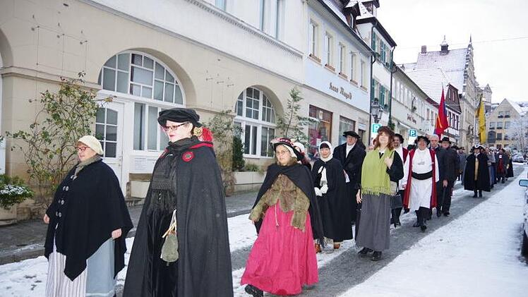 Die historischen Gruppen zogen zur Stadtpfarrkirche.