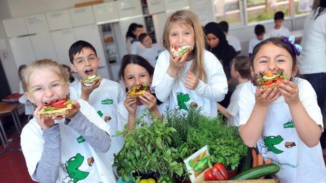 Im Bad Br&uuml;ckenauer Kindergarten "Regenbogenland" schmierten sich die Kinder bei einem Aktionstag selbst gesunde Pausenbrote.J&ouml;rg Winger