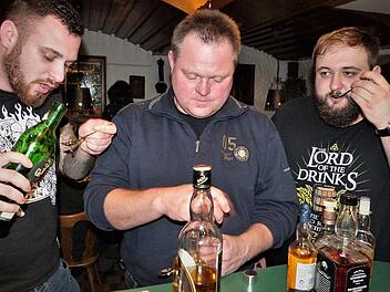 André (links) und Tobias (rechts) aus Thurnau sowie Michael aus Stammbach testen eine Auswahl verschiedener Whiskys.  Fotos: Werner Reißaus