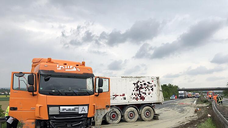 Nach einem schweren Unfall auf der A 73 am Montagnachmittag ist die Autobahn voll gesperrt. Foto: NEWS5 / Merzbach