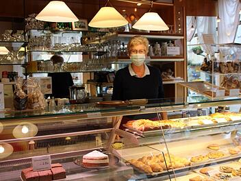 Es wird ihr fehlen: Uschi Schmitz und ihr Mann Willy (in der Backstube) führen das Café Ludwig gemeinsam. Foto: Ulrike Müller