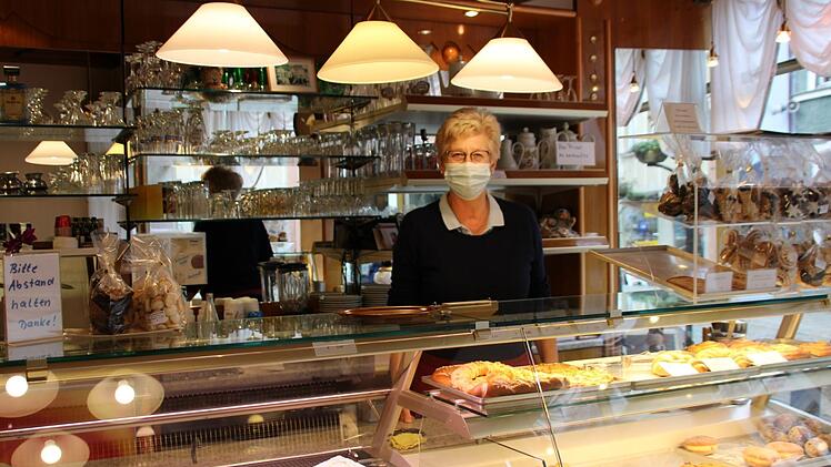 Es wird ihr fehlen: Uschi Schmitz und ihr Mann Willy (in der Backstube) führen das Café Ludwig gemeinsam. Foto: Ulrike Müller