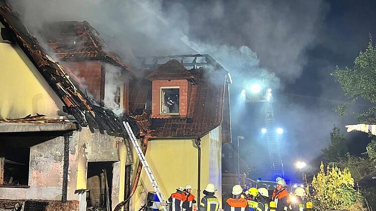 130 Feuerwehrleute aus dem gesamten Umkreis von Heiligkreuz waren zur Brandbekämpfung im Einsatz.
