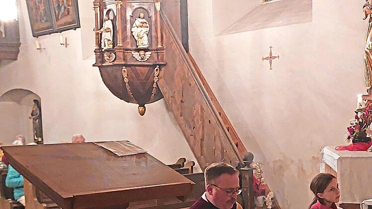 Pfarrer Norbert Wahler gestaltete die Rosenkranzandacht in der Kreuzkapelle mit besinnlichen Impulsen zum Leitgedanken &bdquo;Jesus ist Gottes Herz&ldquo;.Dieter Densch