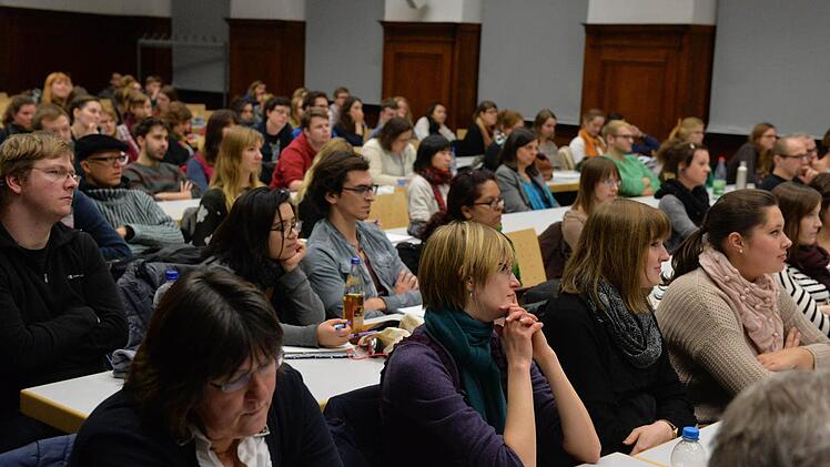 ... sind in die Uni gekommen, um dem Regisseur zu lauschen.  Foto: Ronald Rinklef