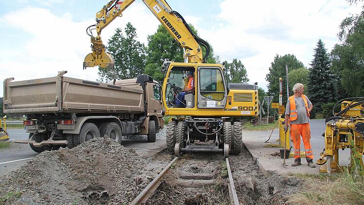 Der alte Schotter wird entfernt, das Gleisbett mit neuen Schotter verdichtet.
