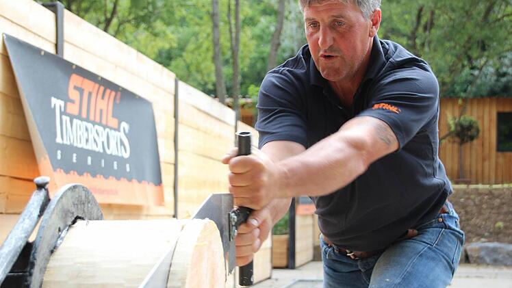 Phillip Vielwerth demonstriert den Umgang mit der Zugsäge. Foto: Heike Beudert