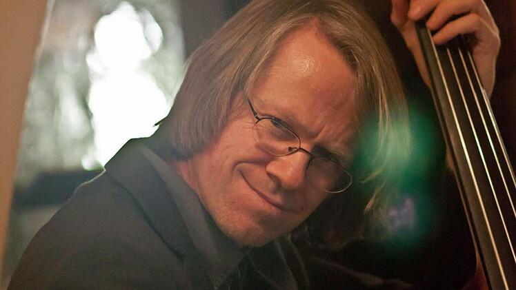 Der Saxofonist Till Martin gastierte mit seinem Quartett im Ratskeller. Am Kontrabass: Henning Sieverts.Foto: Jochen Berger