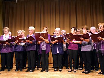 Voll dabei waren die Sängerinnen und Sänger des Gesangvereins "Cäcilia" Wallenfels. Foto: Susanne Deuerling