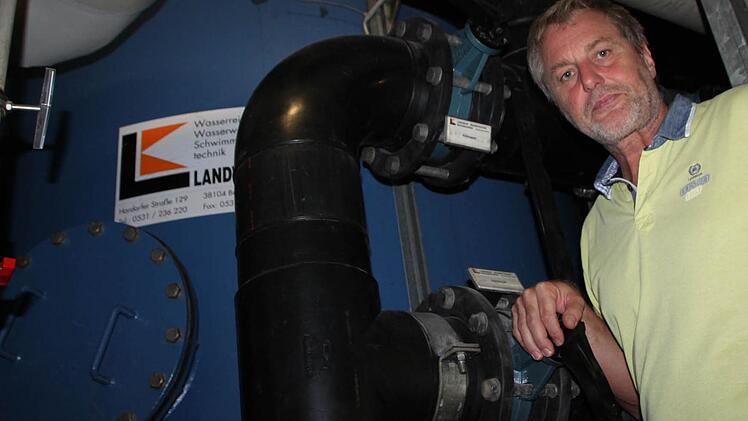 Betriebsleiter Jürgen Ankenbrand zeigt die Wasseraufbereitungsanlage. Der Behälter wird von innen gereinigt. Foto: Ulrike Müller