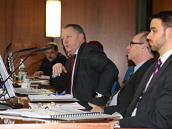 Strategie ging auf: Landrat Bold und Kämmerer Christian Metz schoben nach den Vorberatungen im Kreisausschuss etliche Informationen für den Kreistag nach. Foto: Ralf Ruppert