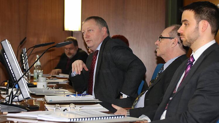 Strategie ging auf: Landrat Bold und Kämmerer Christian Metz schoben nach den Vorberatungen im Kreisausschuss etliche Informationen für den Kreistag nach. Foto: Ralf Ruppert