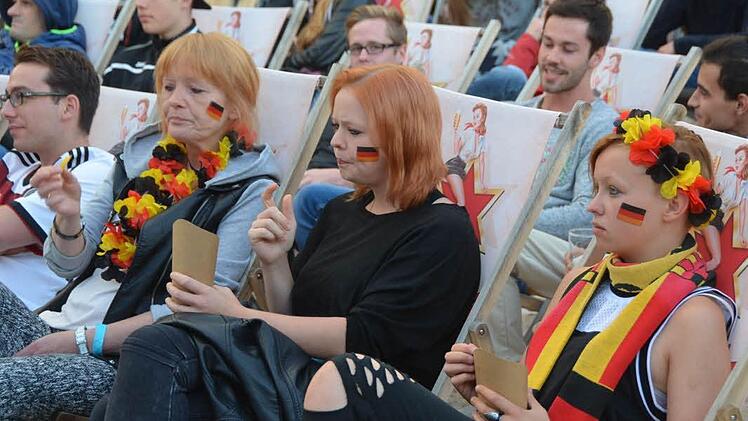 Große Begeisterung stellte sich beim Public Viewing am Stadtstrand beim Spiel Deutschland- Italien nur bei wenigen Besuchern ein.  Foto: Peter Rauch