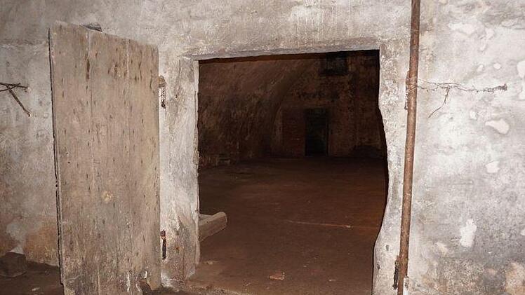 Beim Historischen Dorffest in Weißenbach gab es Führungen, die gerne angenommen wurden. Hier im unteririschen Keller des ehemaligen Zentspeichers. Foto: Marion Eckert
