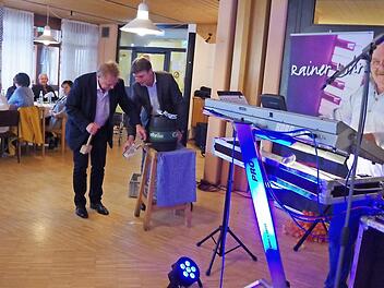 B&uuml;rgermeister Wolfgang Beiergr&ouml;&szlig;lein (Mitte,links) hatte - assistiert von BRK-Kreisgesch&auml;ftsf&uuml;hrer Roland Beierwaltes - das anfangs etwas widerspenstige Bierfass schnell wieder unter Gewalt. Mit im Bild ist (r.) Musikus Rainer Lohr.  Foto: Heike Sch&uuml;lein