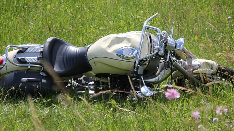 Das Motorrad des verunglückten Bikers blieb in der Wiese liegen.Veronika Schadeck