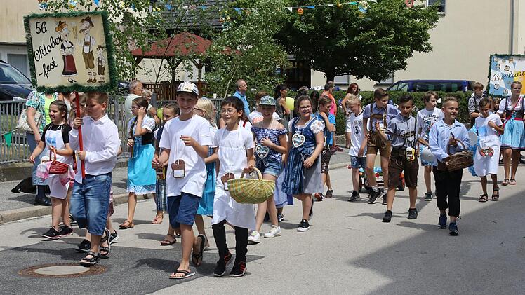Beim 470. Neustadter Kinderfest zeigten  1400 Jungen und Mädchen tolle Darbietungen.  Foto: Michael Stelzner