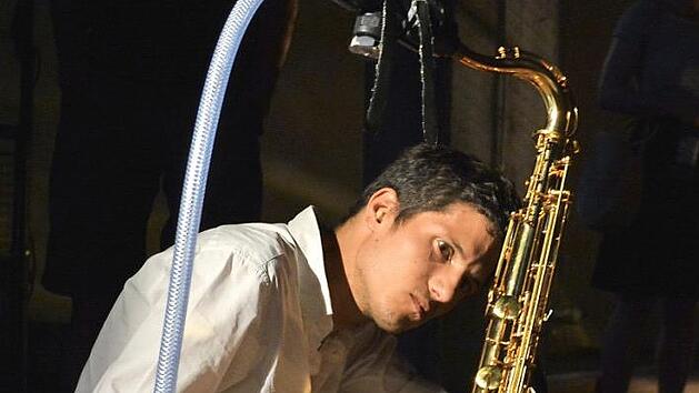 Maschinist zwischen Saxophonen: der K&uuml;nstler Pedro Sousa Foto: Andreas Thamm