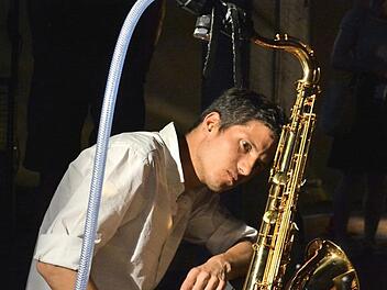 Maschinist zwischen Saxophonen: der Künstler Pedro Sousa Foto: Andreas Thamm