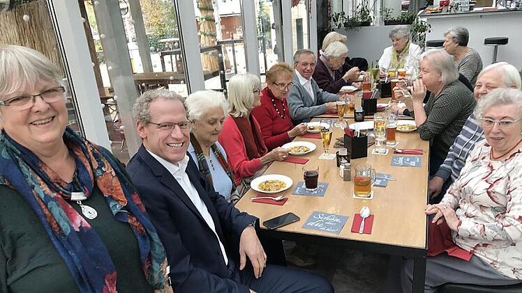 Zum Geburtstag kam auch Bürgermeister German Hacker zum Gratulieren vorbei. Irene Zwack (l.) und Elke Krause (2.v.r) freute dies ebenso wie die Stammtischbrüder und -schwestern.  Fotos: Michael Busch