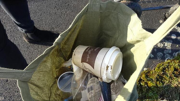 Wenn Linda  Schmidt mit ihrem Sohn spazieren geht, dann hat sie immer  einen Beutel dabei, in dem sie Müll sammelt und zu Hause entsorgt. Foto: Marion Eckert