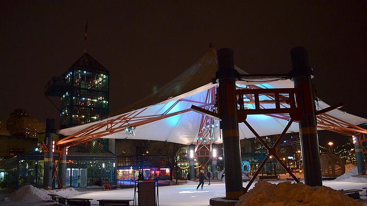 Disco on Ice: Die meisten Eislaufbahnen bieten am Wochenende Musik- und Lichtershows an.