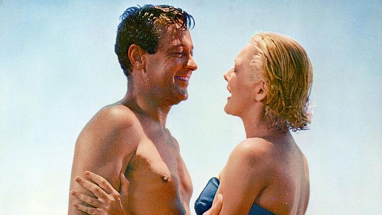 Liebe am Kwai: Commander Shears (William Holden) flieht aus dem Gefangenenlager und vergn&uuml;gt sich alsbald mit einer Krankenschwester (Anne Sears).