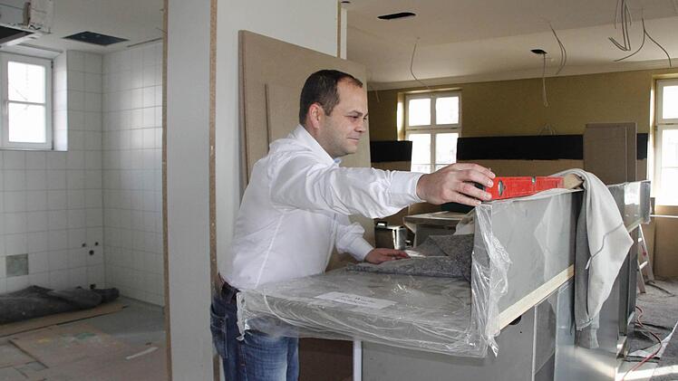 Alles im Lot: Haldun Yildirim hinter der neuen Theke, an die sich auch der offene Buchenholzgrill angebracht werden soll. Links die Küche, die nicht größer als eine  Schiffskombüse ist.  Foto: Andreas Oswald