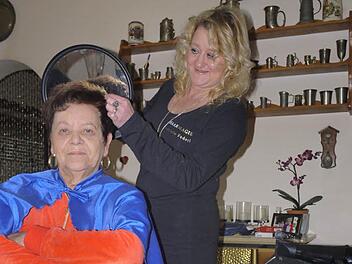 Jeden Freitag lässt sich Erika Zeh von Gabriele Federl die Haare machen. Foto: Lindner