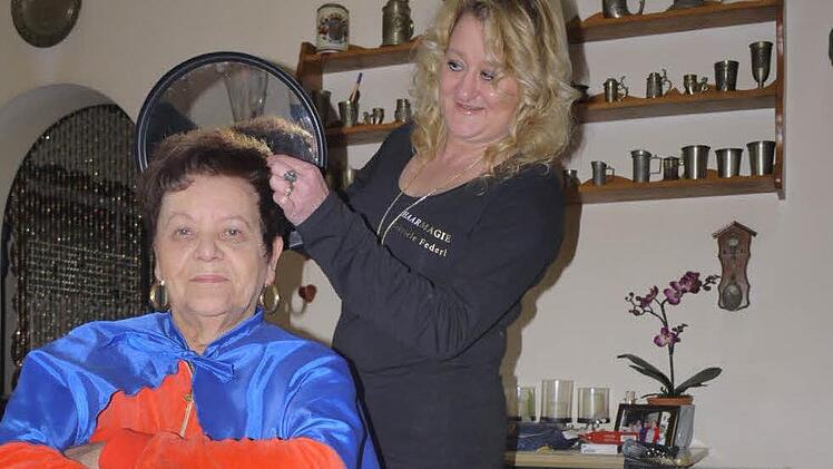 Jeden Freitag lässt sich Erika Zeh von Gabriele Federl die Haare machen. Foto: Lindner