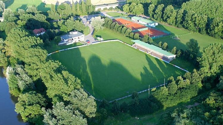 Weitläufig erstreckt sich das Gelände des 1. FC Haßfurt am Mainufer. Sportplätze, Tribüne und Vereinsheim (links von der Tribüne) müssen aufwändig unterhalten werden - eine Herausforderung für den Verein.