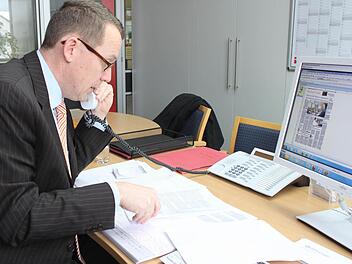 Wolfram Brehm, stellvertretender Hauptgeschäftsführer der Industrie- und Handelskammer Bayreuth, übernahm am Montag die interne Blattkrfitik für die Wochenend-Ausgaben der Mediengruppe Oberfranken. Foto: Miriam Hegner