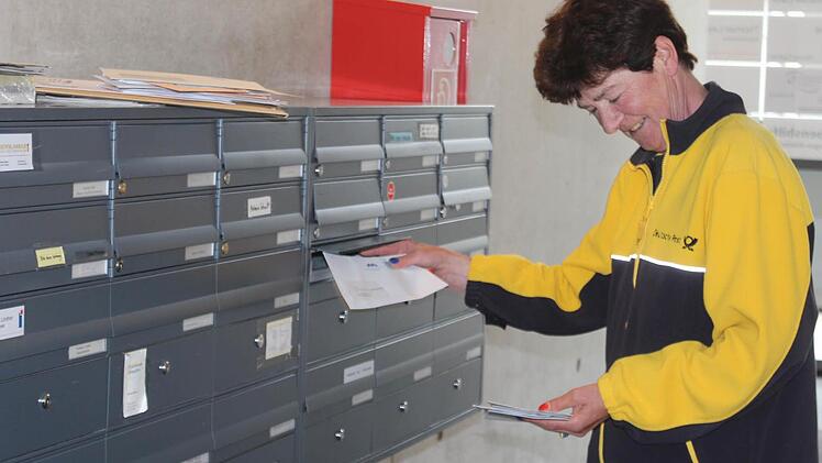 Die Höchstadter Briefzustellerin Helga Gehr macht beim Streik nicht mit. Wo sie auftaucht, gibt es Post für die Menschen. Foto: Andreas Dorsch
