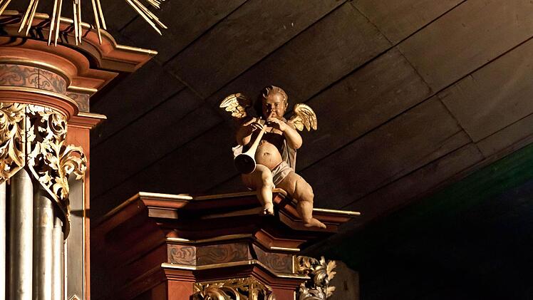 Musizierender Engel am PRosekt der Orgel von St. Laurenitus in Meeder.Foto: Jochen Berger