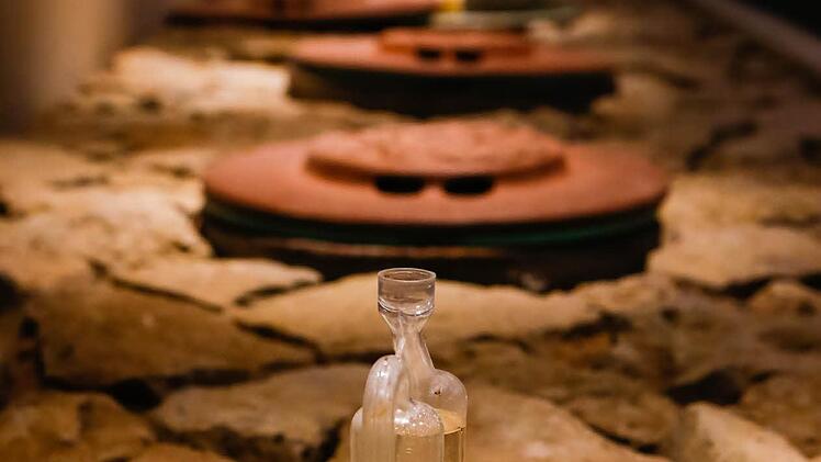 Weinamphoren aus Ton nach georgischem Muster. Hier wird auch Weißwein auf der Maische vergoren.  Foto: M.Hoch