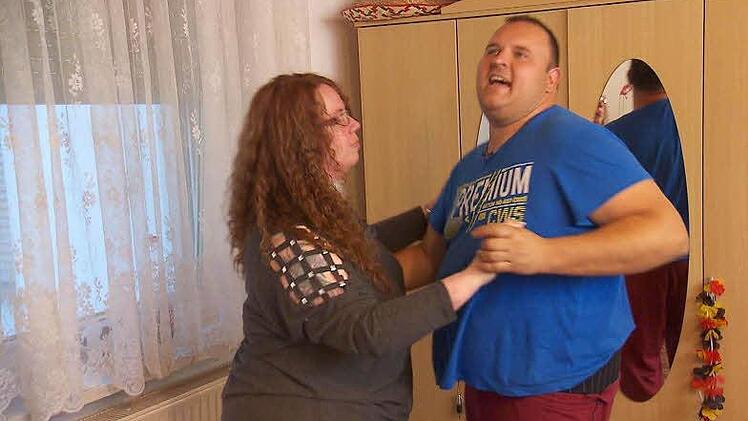 Bei Swen (40) und Steuerfachgehilfin Nicole (47) legen zum Abschluss des Tages eine Tanzrunde ein. Foto: RTL Alle Infos zu "Bauer sucht Frau" im Special bei RTL.de: http://www.rtl.de/cms/sendungen/bauer-sucht-frau.html