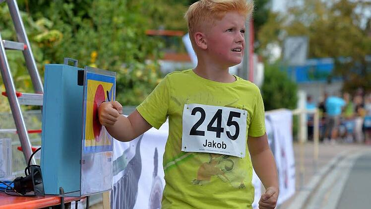 Banger Blick auf die Uhr: Jakob Franke (MU10) hatte im Vorfeld mit Hans-Peter Schneider extra für den Kinderlauf trainiert.