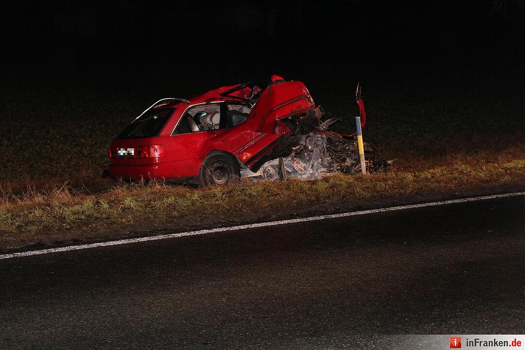 Schwerer Unfall bei Neuenmarkt - Fahrer überlebt schwerverletzt