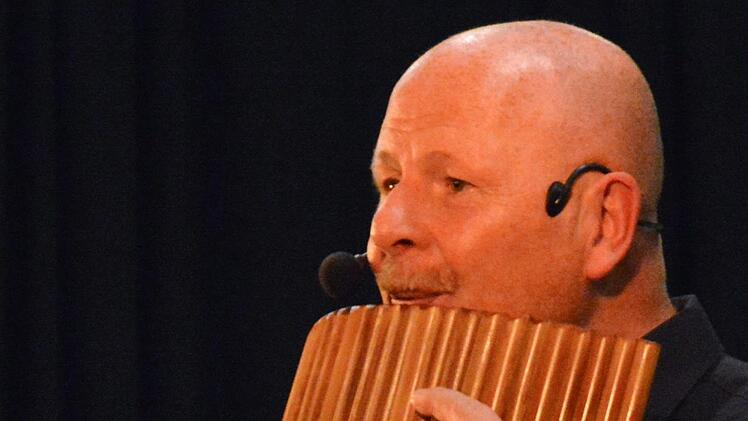 Die "CumPane" entlockten ihrem Instrument schöne, meditative Klänge, die sehr vertraut wirkten. Foto: Björn Hein