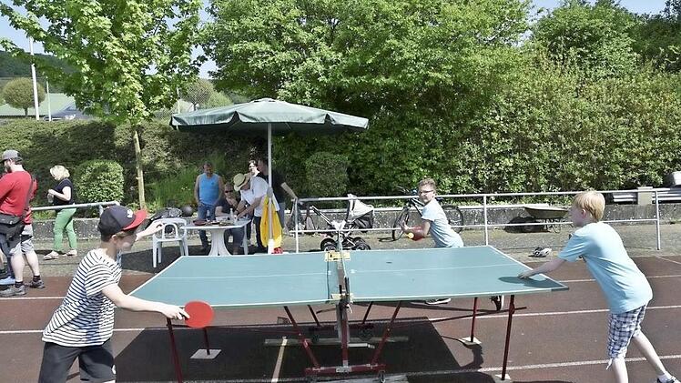 Viel Spaß hatte die Jugend beim Rundlauf der im Turnverein neu aufgenommenen Tischtennisabteilung. Fotos: Gerold Snater