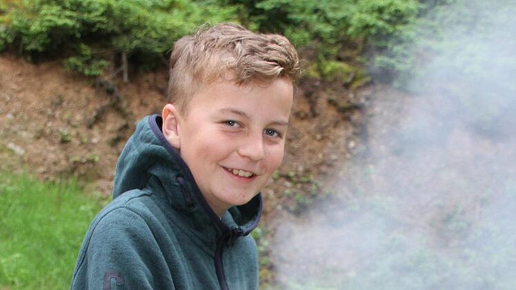 Leon Hugel bedient den Smoker und "bedampft" die Bienen. Die Bienen sind durch den Rauchgeruch alarmiert, ziehen sich zur&uuml;ck. Foto: Sonny Adam